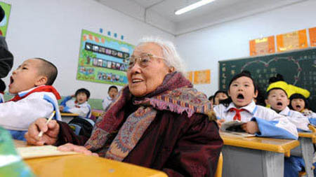 Китаянка в 102 роки пішла у перший клас